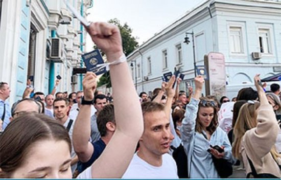 Протесты перед посольством Беларуси в Москве (RT)