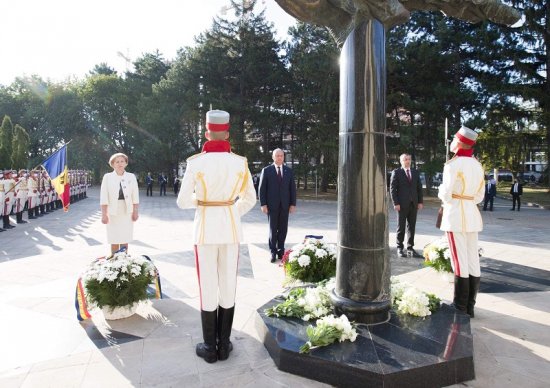 Руководство страны  возложило цветы к памятнику "Скорябщая мать"