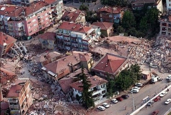 Землетрясение в Турции: Есть погибшие и раненые