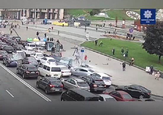 В Киеве внедорожник протаранил толпу прохожих: есть жертвы