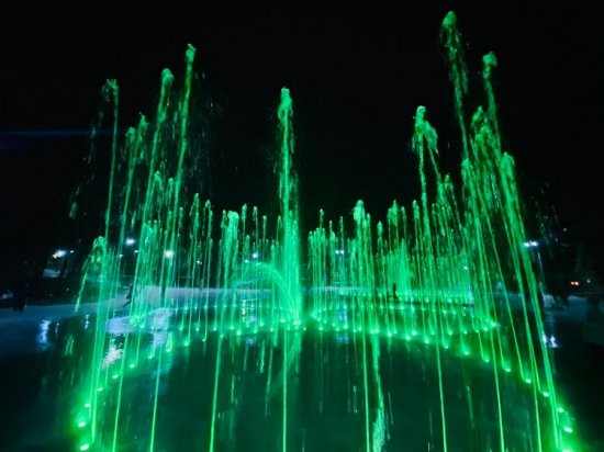 В парке "Алунел" заработал музыкальный фонтан с подсветкой