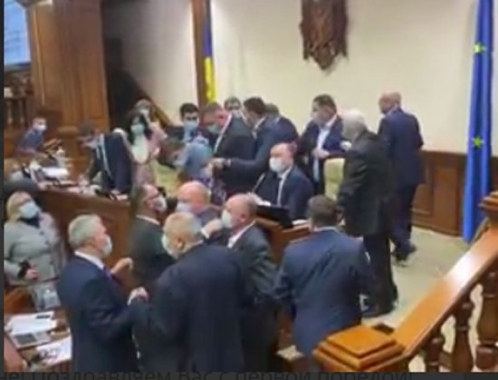 Хаос и потасовки в Парламенте Молдовы! Но важные законы все-таки удалось проголосовать