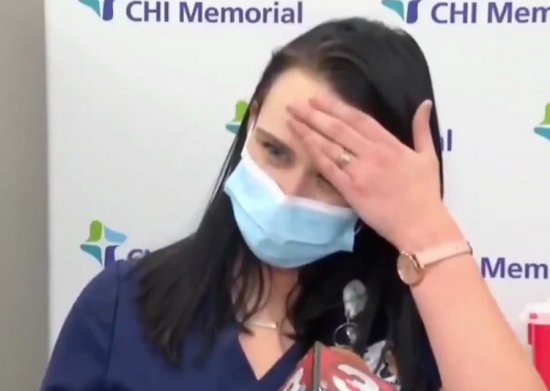 В США медсестра упала в обморок после вакцины Pfizer