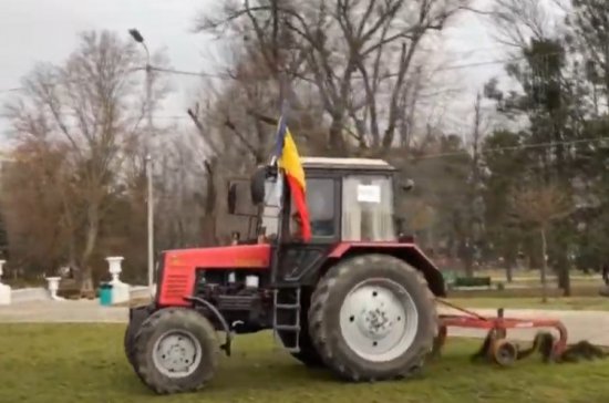 NO COMMENT: Какие протестующие, такие и протесты. Фермеры попытались вспахать газон в центре Кишинева