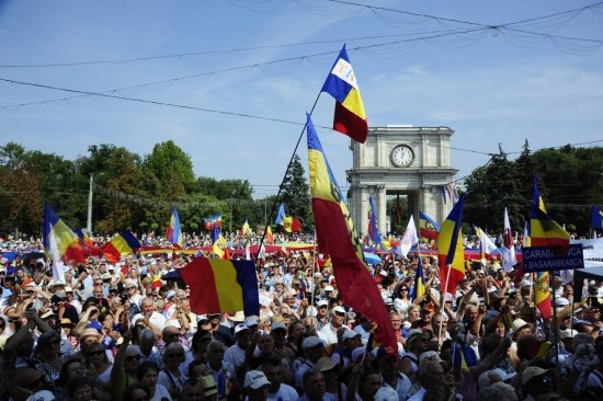 Взгляд.ру: Президент Молдавии насильно делает из своей страны Румынию
