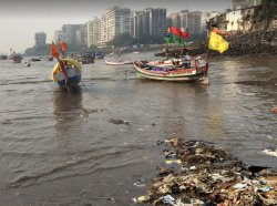 лодки и мусор в заливе в центре Мумбаи