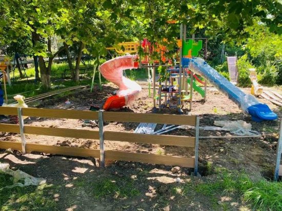 В Кишиневе началась установка детских площадок в ремонтируемых дворах