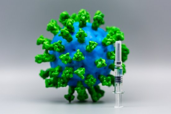 Гинцбург: Из-за низкого уровня вакцинации и постоянных мутаций летальность COVID-19 может вырасти до 5-10 %