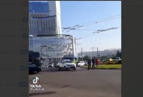 ЧП в центре Кишинева: Штанга троллейбуса влетела в лобовое стекло автомобиля. Водитель в больнице...