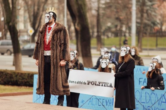 Протест в обезьяних масках перед зданием Парламента Молдовы