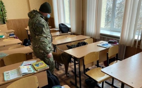 В Киеве сообщили о минировании школ. Массово эвакуируют детей