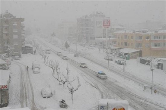 Стамбул заметает снегом: на дорогах пробки, отменяют вылеты самолетов