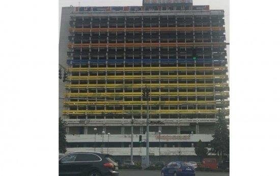 В Кишиневе, фасад заброшенной гостиницы "Националь" раскрасили в цвета запрещенной "Георгиевской ленты"