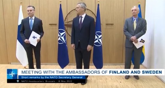 NO COMMENT: Столтенберг получает от послов Финляндии и Швеции заявку на вступление в НАТО
