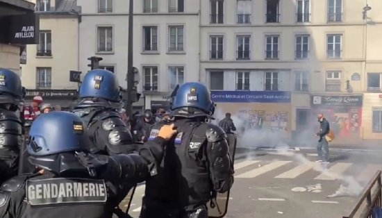 Столкновения в Париже: Тысячи французов вышли на протесты