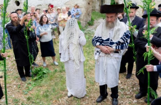 В синагоге Рашкова впервые за 100 лет сыграли еврейскую свадьбу