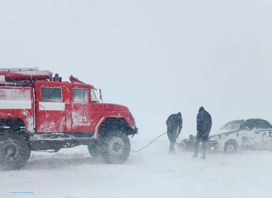 За минувшие сутки 169 автомобилей и 7 машин скорой помощи вызволяли из снега