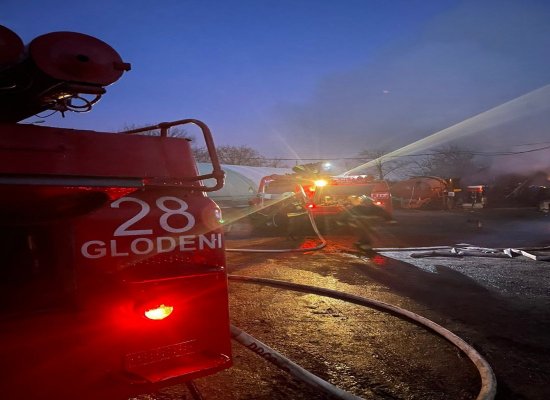 Сегодня в Фалештах произошел крупный пожар: загорелись склады с брикетами