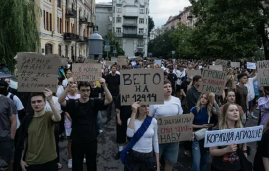 Простесты на Украине против ограничений полномочий НАБУ. Зеленский: "Мы слышим общество!"