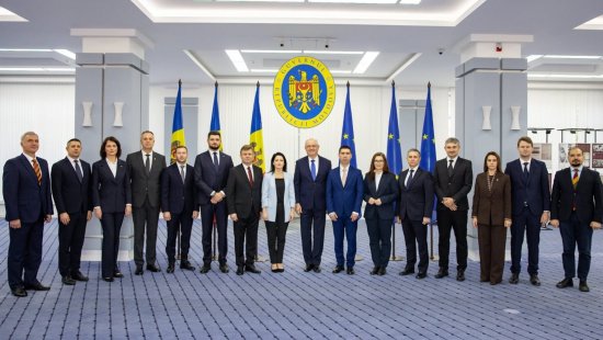 Кабмин Мунтяну принес присягу: курс на реформы и евроинтеграцию или карманное правительство Санду?